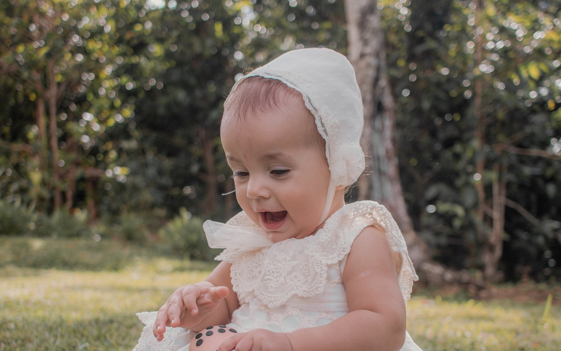 Eleganckie dodatki na chrzest: przewodnik po czapeczkach dla dziewczynki