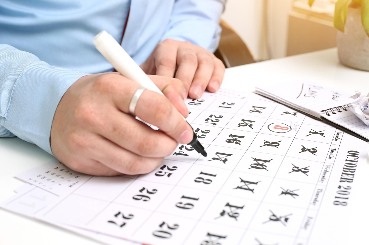 Skuteczna organizacja pracy: Jakie akcesoria warto mieć w biurze?