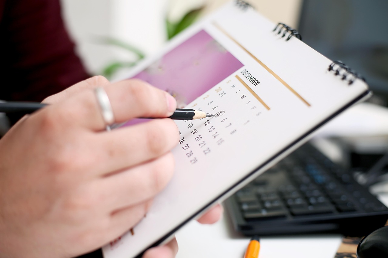 Organizacja czasu: Jakie akcesoria wspierają codzienną efektywność w pracy?